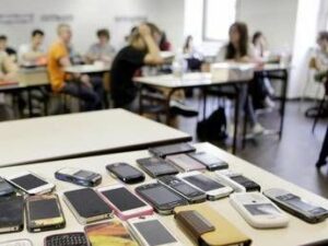 Scuola, Valditara propone a Ue divieto cellulari in classe