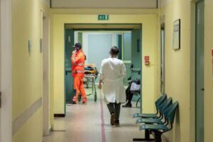 Violenza sugli operatori sanitari, decreto approvato: stretta su aggressori, cosa prevede
