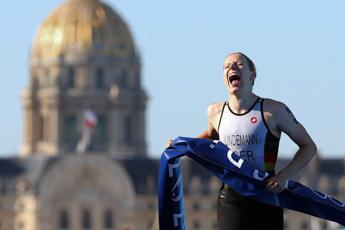 Atleta malata dopo gara nella Senna, Belgio si ritira da triathlon misto: oro alla Germania