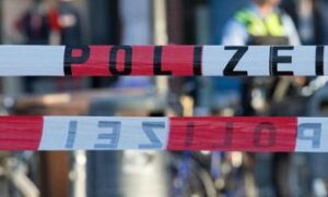 Attacco con coltello a Solingen, uccide tre persone e fugge: un arresto