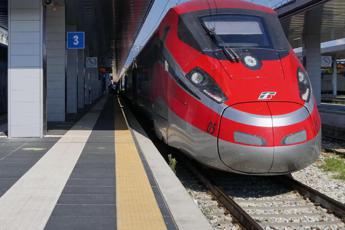 Caos Alta Velocità, incendio e guasto sui binari: treni in ritardo fino a due ore