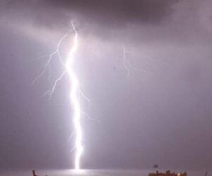 Ferite da fulmine in spiaggia ad Alba Adriatica: cosa fare al mare per proteggersi