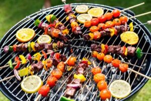 Ferragosto, picnic e grigliate tra rischi punture insetti e incubo caldo: i consigli