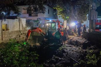 Frana nel casertano, dispersi madre e figlio. Auto intrappolate nel fango