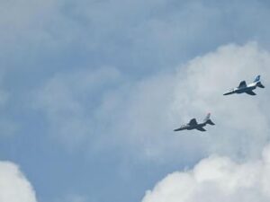Giappone alza in volo i jet: “Un velivolo militare cinese ha violato lo spazio aereo”