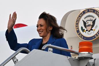 Hillary oggi sul palco per Kamala, ma Harris non segue la strategia Clinton