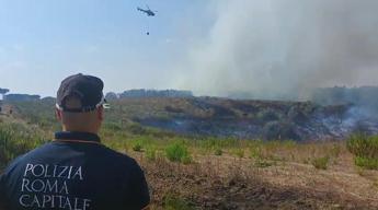 Incendio a Roma in via Monte Carnevale, Protezione civile: “Tenete le finestre chiuse”