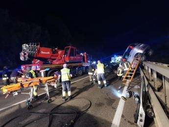Incidente nel Frusinate, scontro frontale tra due auto: morto 21enne, 2 feriti gravi