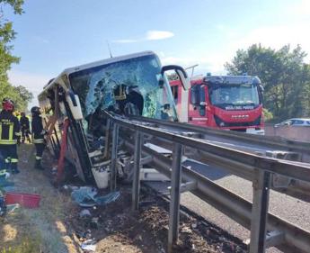 Incidente su A1, pullman contro guard-rail: un morto e 24 feriti – FOTO