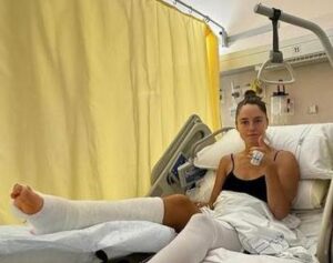 Matilde Gioli in ospedale con la gamba rotta: “Scrivetemi titoli di libri e film preferiti”