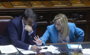 Meloni sceglie Fitto e sigla patto con alleati, scoppia ‘giallo’ della nota su Kiev corretta