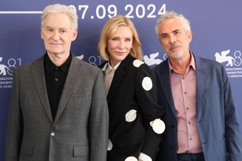 Mostra cinema di Venezia, Cate Blanchett incanta il lido con la sua eleganza