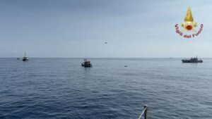 Naufragio barca a vela, “è affondata subito”: il racconto