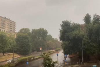 Nubifragio a Milano: strade allagate, linee tram interrotte – Video