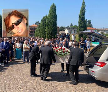 Omicidio Sharon Verzeni, oggi i funerali. Il parroco: “La mano di Caino ha colpito ancora”