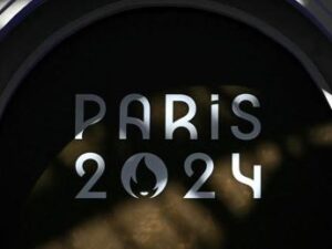 Parigi 2024, Oms: almeno 40 atleti positivi al Covid. Cosa dicono Bassetti e Pregliasco