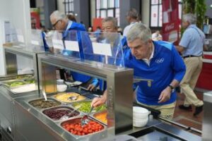 Parigi 2024, dopo il caldo in camera e la Senna inquinata ora i vermi nel cibo