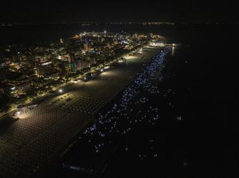 Record Night: 1705 luci accendono la notte a Lignano Sabbiadoro col bagno da guinness dei primati