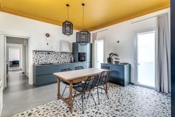 Rinascita di un palazzo storico in rovina: Oknoplast illumina e valorizza una struttura ricettiva con gli infissi Squareline.