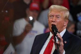 Trump nervoso per la sfida con Harris, sondaggio premia la vicepresidente