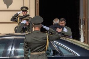 Ucraina, Modi abbraccia Zelensky e lo invita in India: “Pronti a ruolo da amici”
