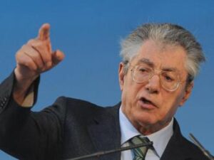 Umberto Bossi, rumors su morte. Figlio Renzo: “Smentisco, così gli allungate la vita”