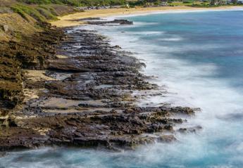 Una scarica di elettricità per combattere l’erosione costiera