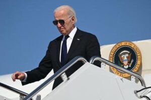 Biden e la ‘foto a sorpresa’, ecco il cappellino di Trump
