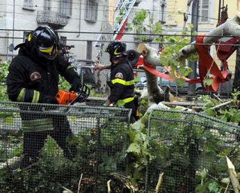 Bomba d’acqua su Roma, è allerta meteo. Crolla ponte in Piemonte, 30 persone isolate