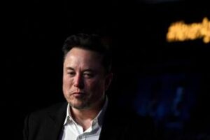 Elon Musk: “Harris oltre le aspettative, ma Trump lavorerà meglio”