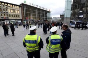 Germania, esplosione a Colonia: in un video sospetto lascia una borsa sul luogo