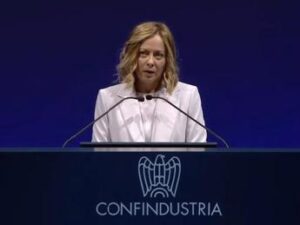 Giorgia Meloni all’assemblea di Confindustria: che cosa ha detto. Standing ovation per la premier