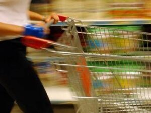 Inflazione in aumento a marzo 2025, sale anche carrello della spesa
