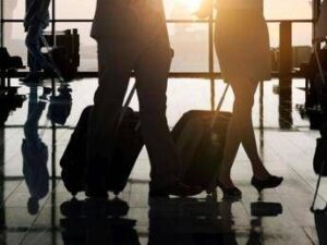 Lasciano il figlio di 10 anni in aeroporto: “Noi partiamo”