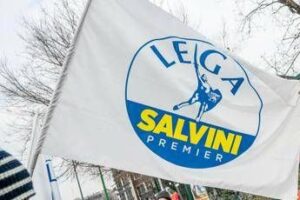 Mamma con burqa nel cartello stradale a Jesi, ira Lega. Il sindaco: “Persa occasione per tacere”