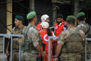 Raid su Beirut, uccisi 4 comandanti Hezbollah. Israele chiude spazio aereo nel nord