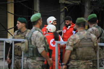 Raid su Beirut, uccisi 4 comandanti Hezbollah. Israele chiude spazio aereo nel nord