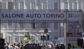 Torino, auto da rally sulla folla in piazza San Carlo: un ferito