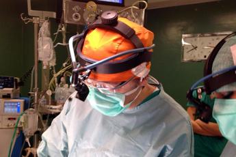 Tumore comprimeva cuore e polmone, salvato con intervento robotico