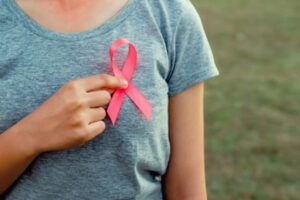 Tumore seno, l’oncologo: “Con terapie innovative anche ritorno al lavoro”