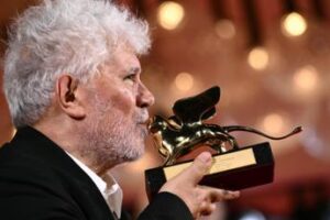 Venezia 81, Almodovar: “Adesso non potrò più vivere senza Leone d’Oro”