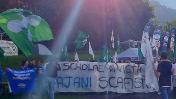 A Pontida cori giovani Lega contro Tajani: “Scafista”. Ira Forza Italia, Salvini si scusa