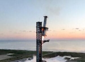 Elon Musk e il nuovo successo ‘spaziale’: il recupero del razzo è da applausi – Video