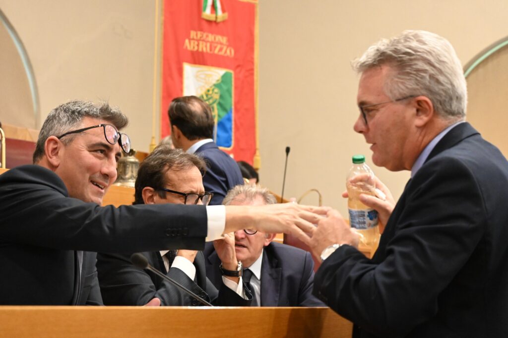 Acqua torbida dai rubinetti Ater di Giulianova: Pepe consegna il campione a Quaglieri