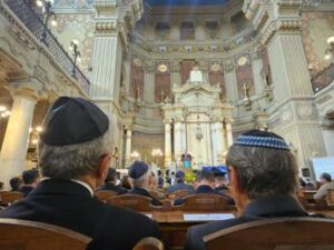 Israele 7 ottobre, commemorazione alla Sinagoga di Roma. Meloni: “Reticenza tradisce antisemitismo”