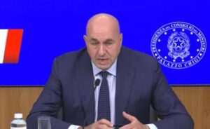 Israele spara su basi Unifil, Crosetto: “Potrebbe essere crimine di guerra”