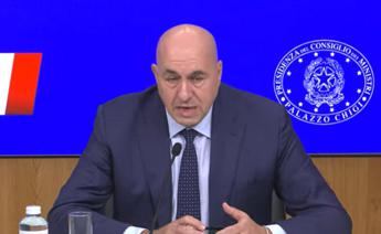 Israele spara su basi Unifil, Crosetto: “Potrebbe essere crimine di guerra”