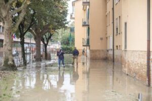 Maltempo Emilia Romagna, bilancio drammatico: un morto, 2500 sfollati, province allagate