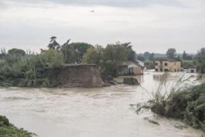 Maltempo Emilia-Romagna, fiume Lamone rompe argine a Traversara. “Andate ai piani alti”