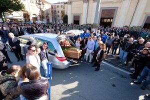 Matilde Lorenzi, folla ai funerali. La madre: “Continua a sciare dove sei”